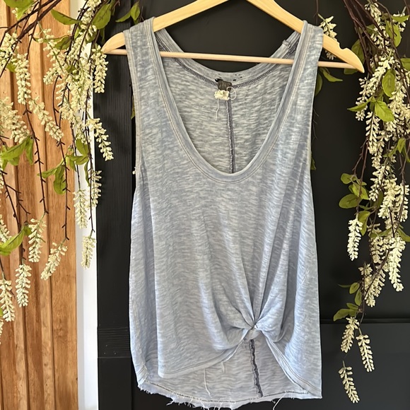Free people we the free distressed lightweight Tank. Size XS - Picture 3 of 10